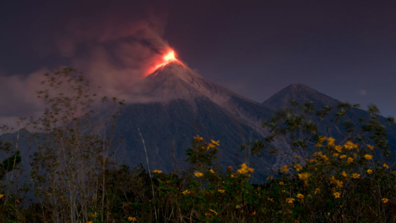 Illustration for article titled El volcán de Fuego de Guatemala ha vuelto a entrar en erupción, y las fotos son espeluznantes